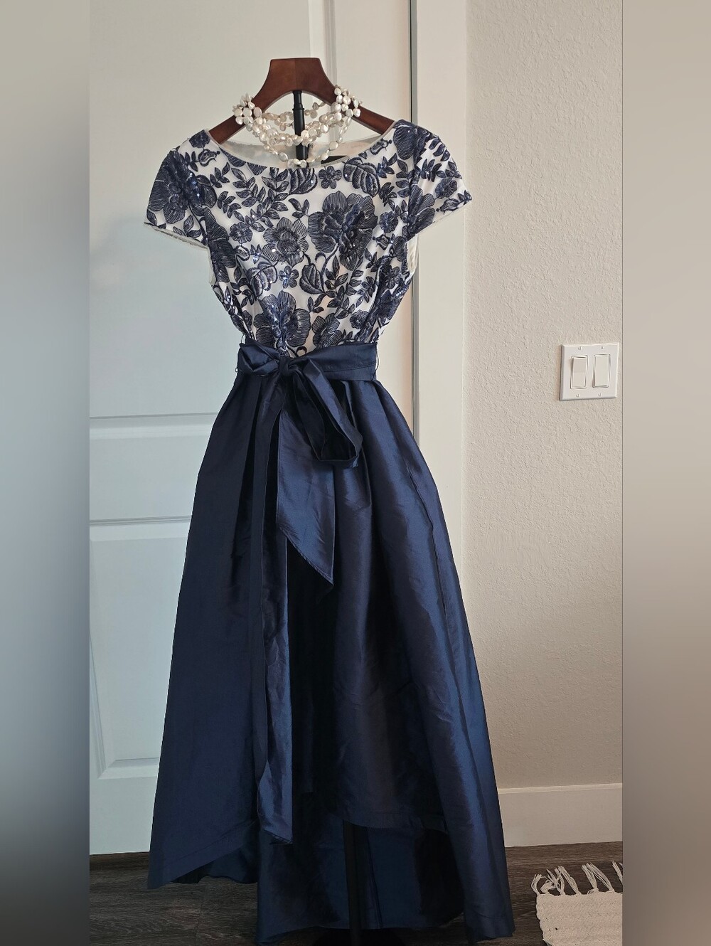 Adrianna Papell 4 Navy Lace Gown Sequin MOB